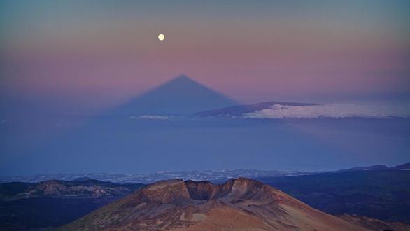 La Superluna de marzo despedirá al invierno junto a la sombra del Teide