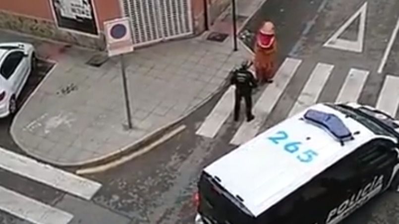 Dinosaurios, perros de peluche, Batman... la picaresca contra el confinamiento