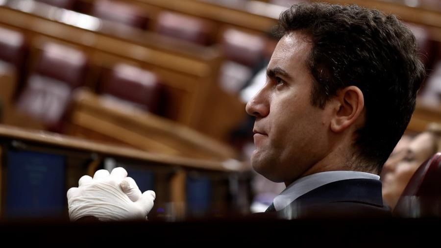 Mascarillas, guantes... Los diputados se protegen del coronavirus en un insólito pleno
