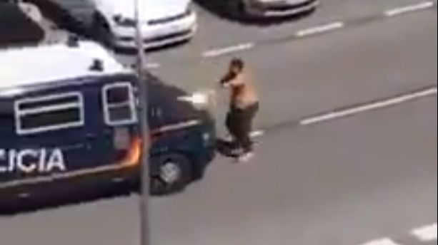 Detenido tras atacar a la policía con dos catanas en plena calle madrileña