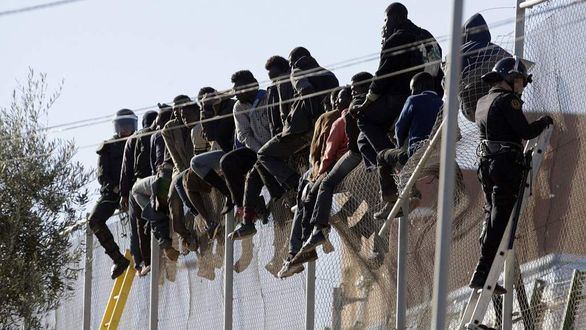 Interior no devolverá a los 52 inmigrantes que han saltado la valla de Melilla con violencia