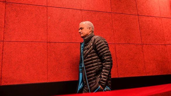 Mourinho se salta la cuarentena y el Tottenham le pone la cara roja