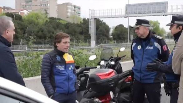 Almeida visita un control de la Policía Municipal situado en la vía de salida de Madrid A-3