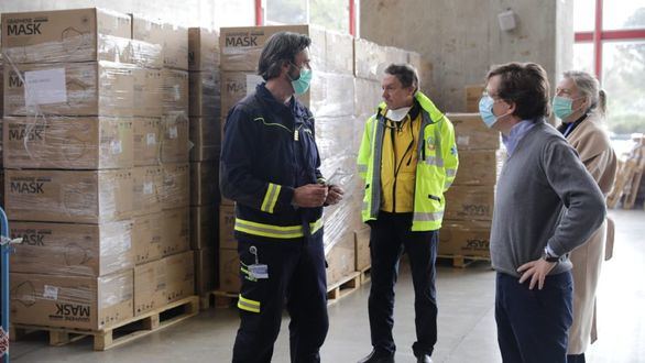 Madrid recibe más de un millón de pares de guantes y 600.000 mascarillas