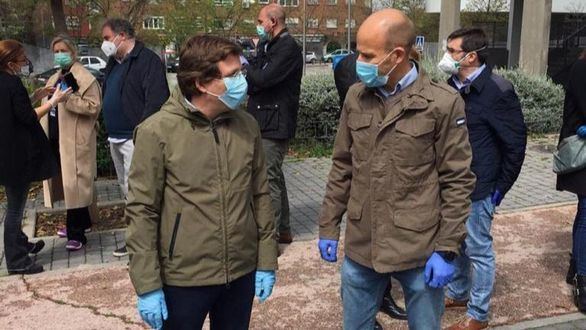 Almeida se remanga: reparte alimentos durante tres horas en una parroquia de Madrid