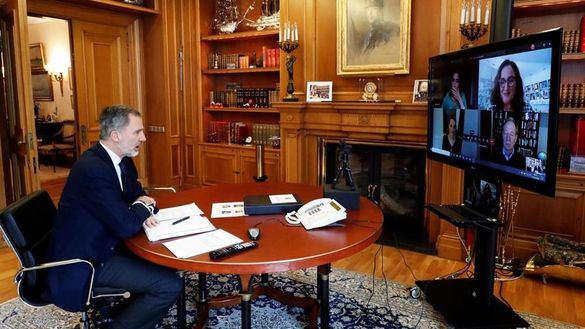 Felipe VI conversa con el presidente mundial de Microsoft sobre la crisis