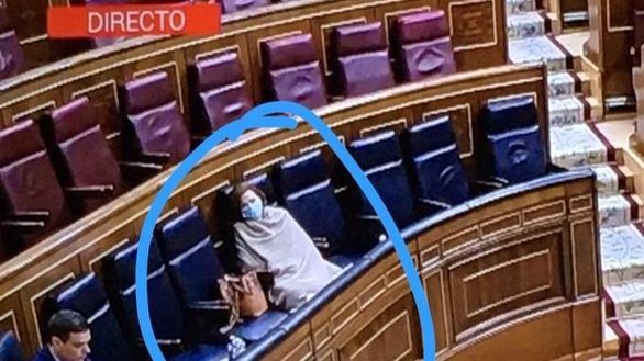 Calvo reaparece en el Congreso con mascarilla y tapada con una manta