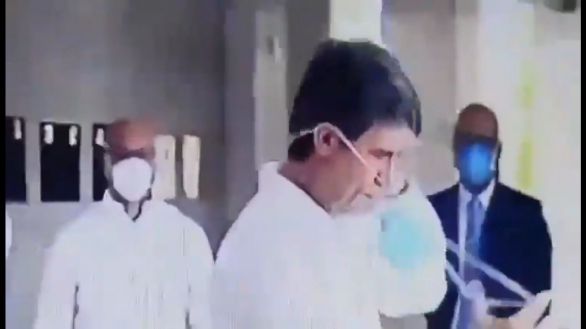 El ministro de Sanidad de Bolsonaro no sabe ponerse una mascarilla