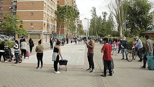 Cientos de madrileños esperan una bolsa de comida: 