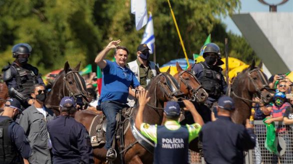 Bolsonaro, a caballo en una masiva manifestación que ignora el Covid-19