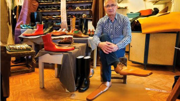 Los "zapatos antivirus" que hacen cumplir la distancia social