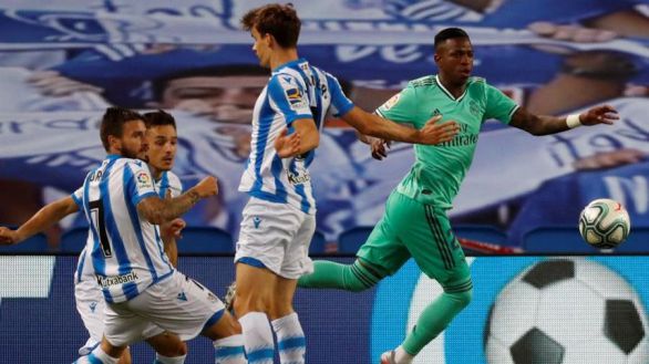 El Real Madrid gana el liderato en San Sebastián con el VAR y trabajo | 1-2