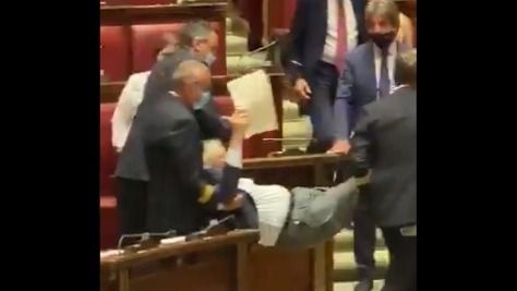 Sacan a la fuerza y en volandas a un diputado italiano por sus 