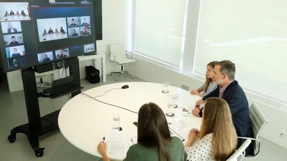 Los Reyes y sus hijas conversan con los premios Princesa de Girona 2020