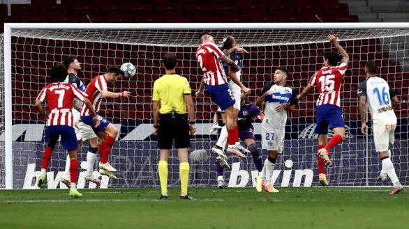 El Atlético escapa del muro del Alavés y se asienta en la tercera plaza | 2-1