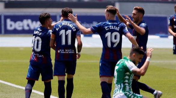 El Levante avergüenza al Betis y roza la permanencia | 4-2