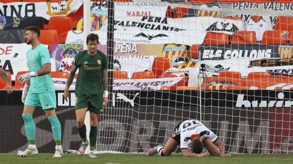 El Athletic gana el mano a mano con el Valencia en Mestalla | 0-2
