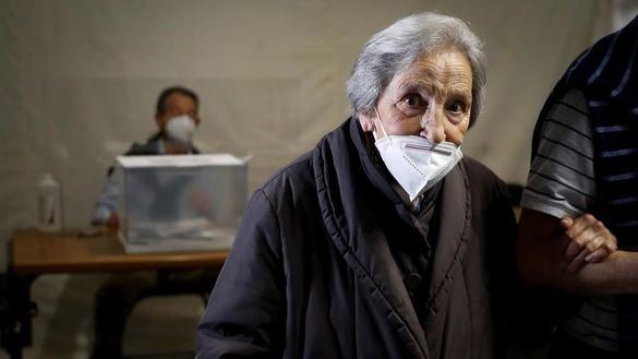 Urnas, gel hidroalcohólico, mascarillas... La jornada electoral en imágenes