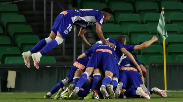 El Alavés certifica su permanencia en el Villamarín | 1-2