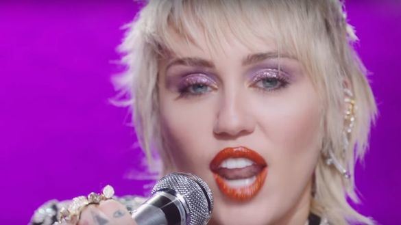 Miley Cyrus consuma su esperado retorno a la música liberada y ochentera