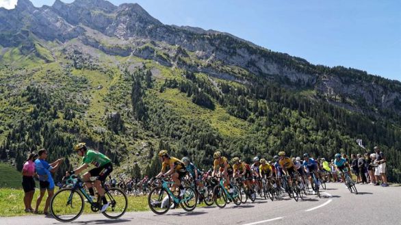 Dauphiné. Kämna gana en el caos, Bernal abandona y Roglic se cae