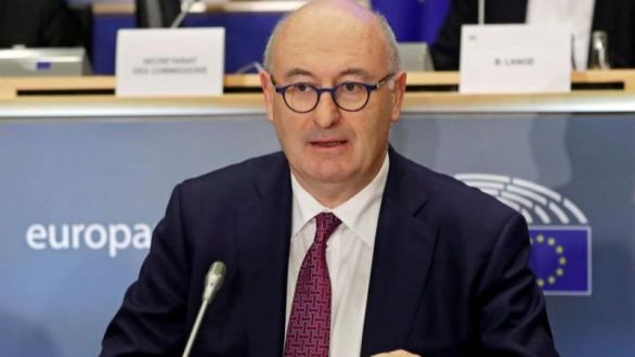Dimite el comisario europeo de Comercio por incumplir las reglas contra el Covid-19