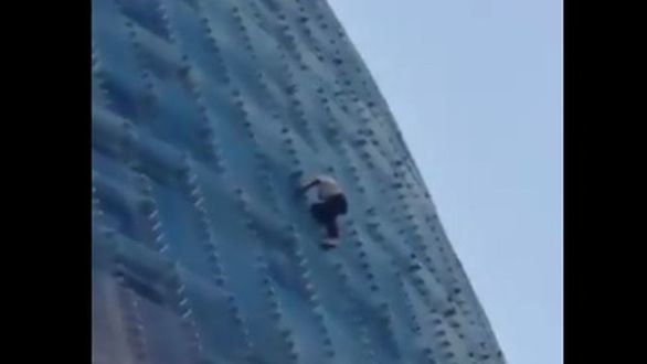 Un hombre escala la torre Agbar de Barcelona sin seguridad alguna
