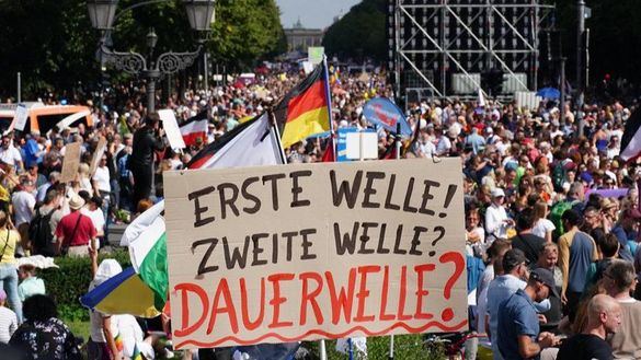 La Policía de Berlín disuelve una marcha anti-Covid que reúne a 18.000 personas