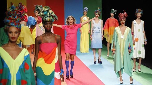 Ágatha Ruiz de la Prada llena la pasarela de color y fantasía en 
