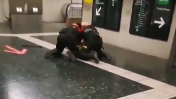 Dos vigilantes del Metro de Barcelona, suspendidos por pelearse en plena estación