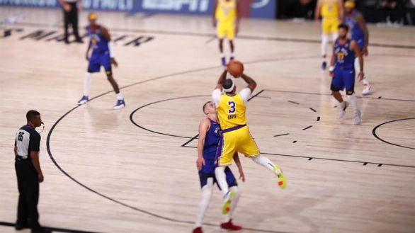 NBA Playoffs . Los Lakers acomplejan a los Nuggets en el estreno de las Finales del Oeste