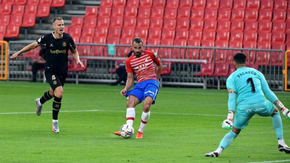 El Granada no sufre la resaca europea ante el Alavés | 2-1