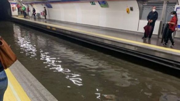 Las fuertes lluvias inundan el Metro de Madrid y obligan a suspender la circulación
