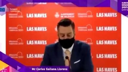 Un concejal de Valencia se pone la mascarilla para simular que habla inglés mientras otro pone la voz
