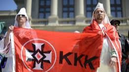 El plan de Trump para atraer el voto negro: declara terrorista al Ku Klux Klan