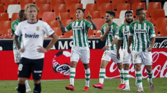 Un Betis solvente deja sin opción a un Valencia incapaz |0-2