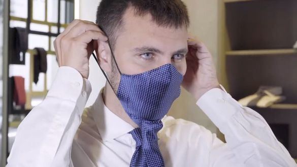 Una corbata que se transforma en mascarilla: el ingenioso diseño de una empresa de Nápoles