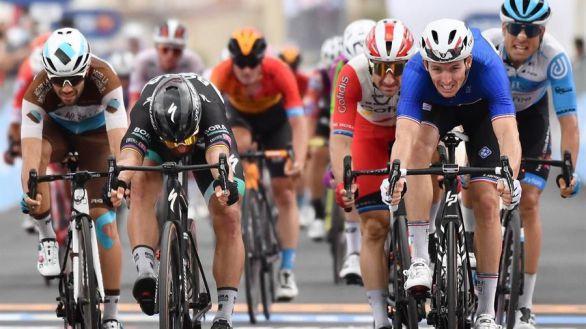 Giro. Demare gana al esprint por delante de Sagan y Almeida sigue de rosa