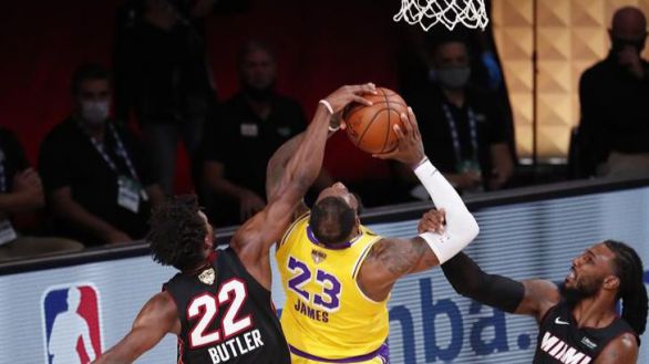 NBA Finals . Los Lakers aguantan a los rebeldes Heat y se escapan | 3-1