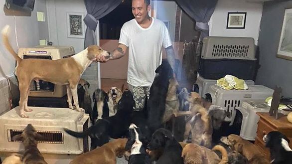 Acoge en su propia casa a más de 300 perros para protegerlos del huracán Delta