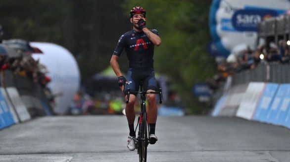 Giro. Filippo Ganna luce épica y se corona en Camigliatello