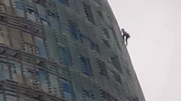 Escala la Torre Agbar de Barcelona sin protecciones