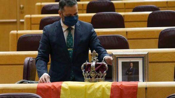 Un senador del PP recibe a Iglesias con una corona y un retrato del Rey