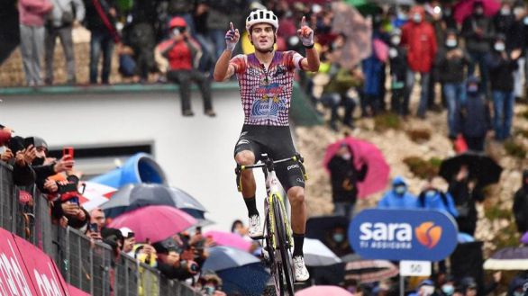 Giro. Guerreiro sorprende a Castroviejo y Almeida salva el primer examen montañoso