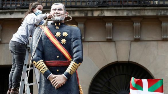 Los socios abertzales de Sánchez decapitan una 'estatua' de Felipe VI