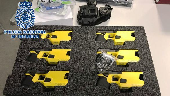 La Policía Nacional distribuirá 300 pistolas eléctricas y 15.300 porras extensibles