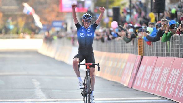 Giro. O'Connor gana en los Dolomitas y nadie prueba al líder Almeida