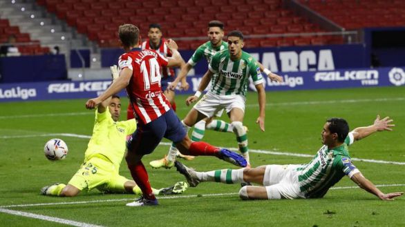 El Atlético caza al Betis tras cederle la pelota | 2-0