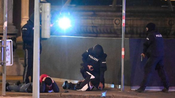 Al menos cuatro muertos y 18 heridos en varios atentados terroristas en Viena