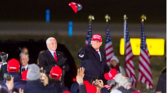 Biden y Trump auguran una gran victoria en sus cierres de campaña